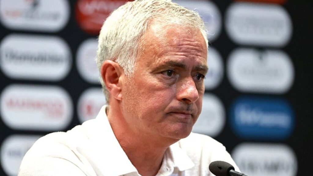 FENERBAHÇE HABERİ | Mourinho’nun ekibinde yaprak dökümü! 4 isim…