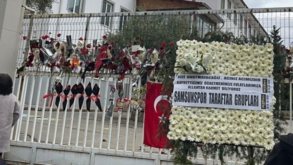 Samsunspor taraftarları, Ayser Çalık Ortaokulu’na çelenk bıraktı