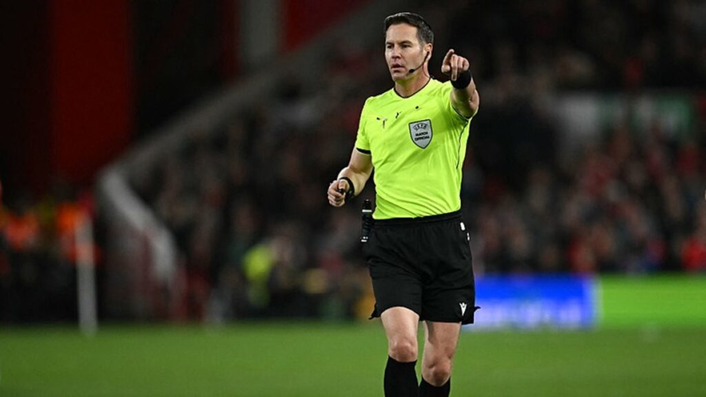 Kupa finalini çalan telefonunu açmak için durdurdu!