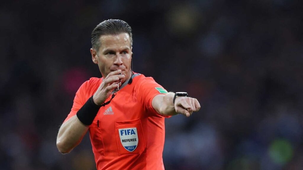 Final maçında şaşırtan olay! Hakem telefonuna…