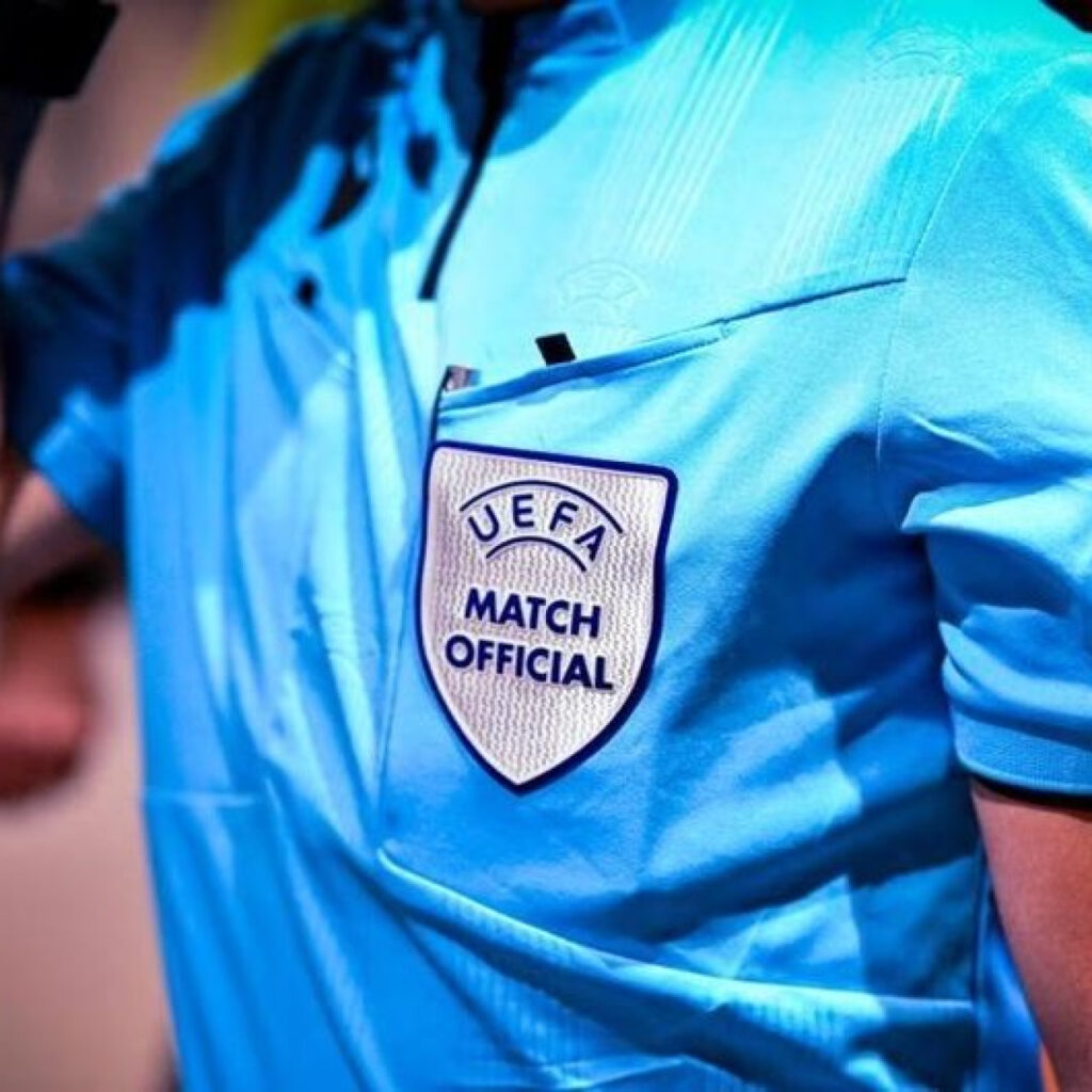 Maçın ortasında hakem telefonla konuştu!