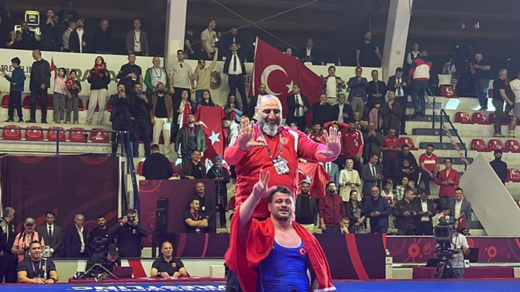 Gençlik ve Spor Bakanı Osman Aşkın Bak, Rıza Kayaalp’i kutladı!