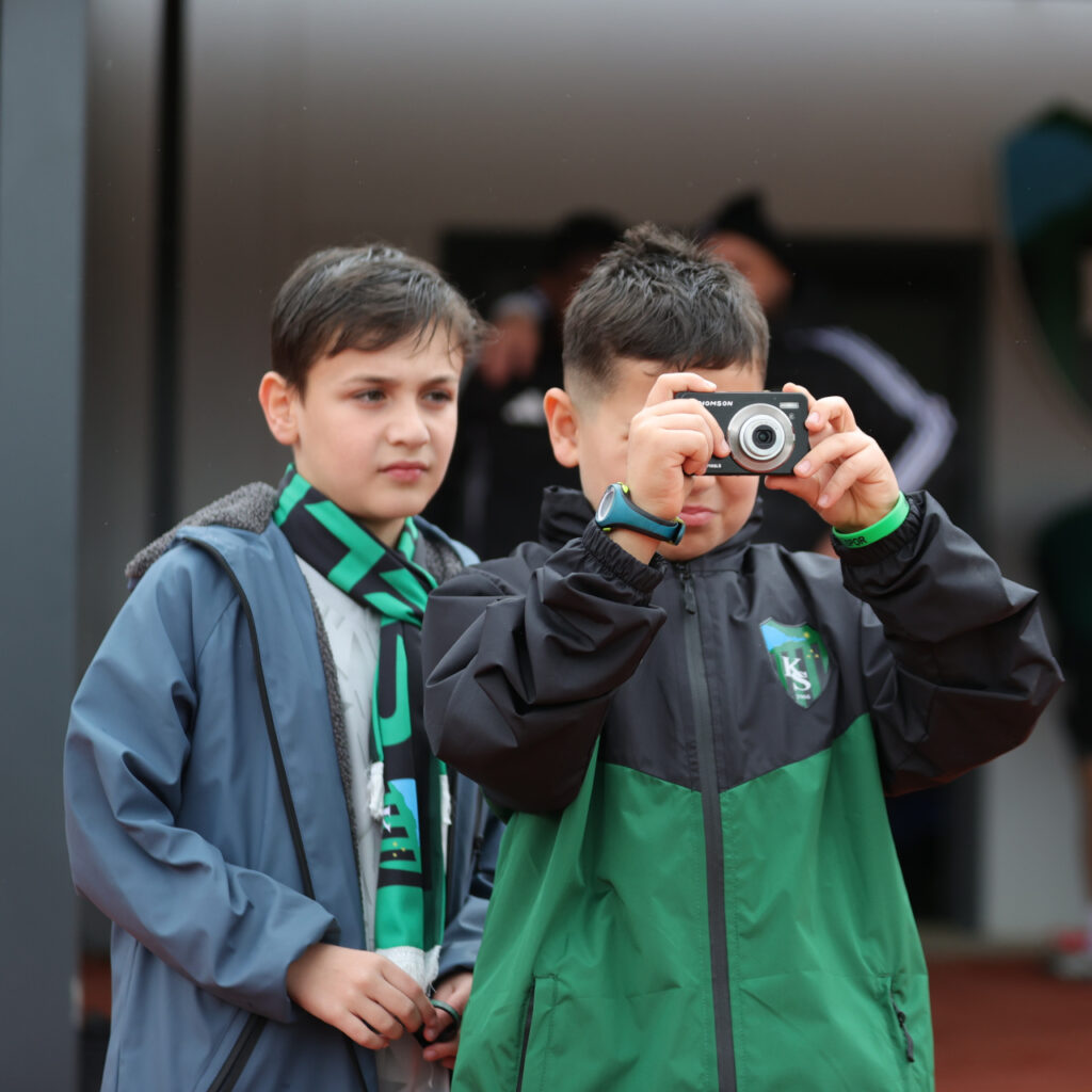 Serdar Dursun’dan minik taraftara jest!