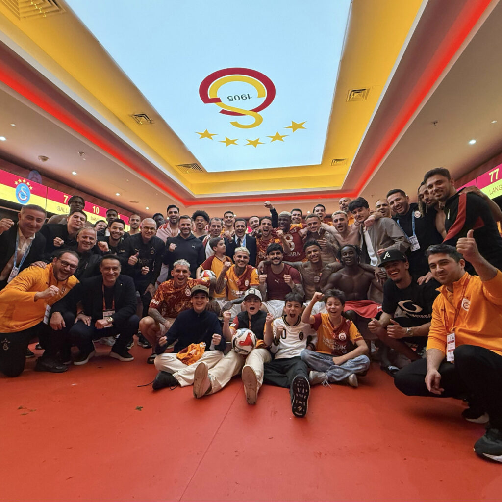 Soyunma odasında zafer pozu!