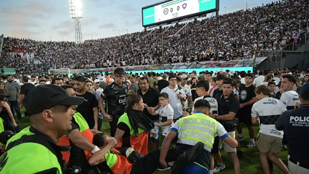 Paraguay’da olaylı derbi yarıda kaldı! 100’den fazla gözaltı